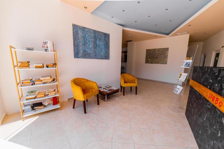 Lounge 9 of 21