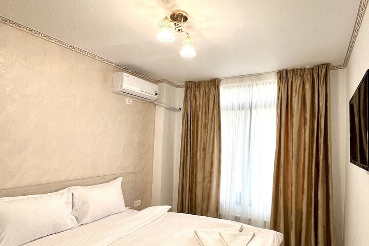 Room 4 of 9