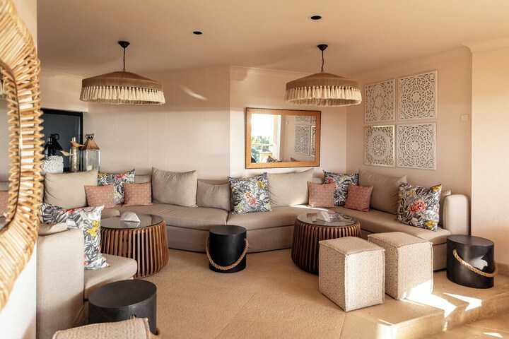 Lounge 63 of 92
