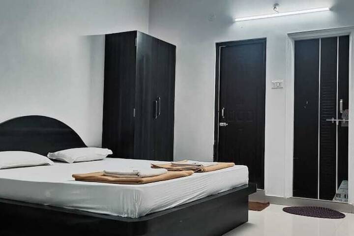Room 7 of 12