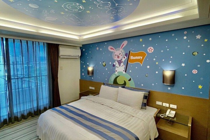 Room 11 of 30