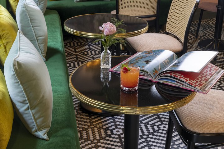 Lounge 72 of 77