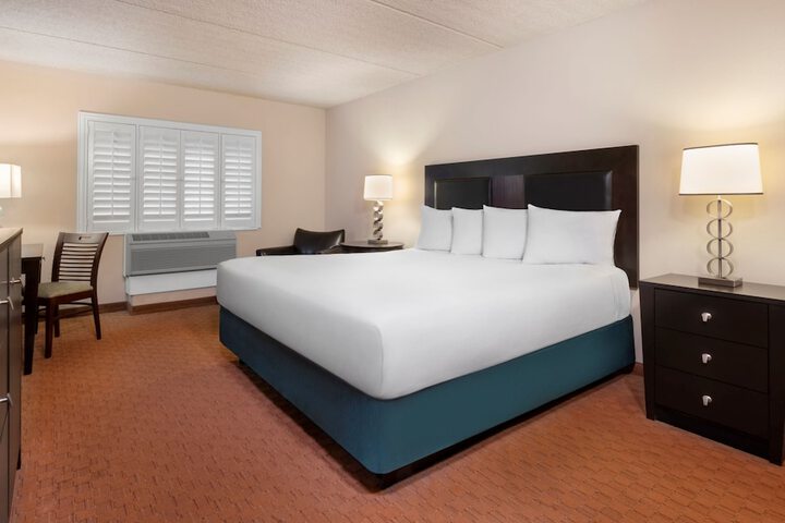 West Classic King Bed (1 of 13)