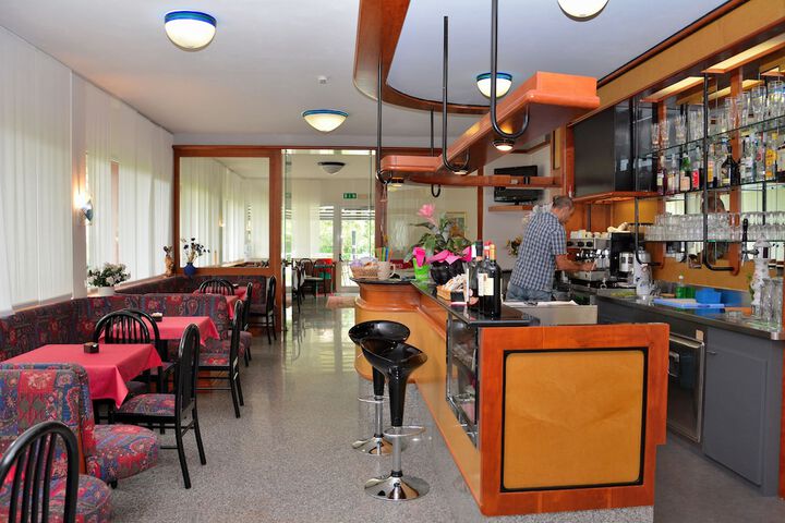 Lounge 62 of 73
