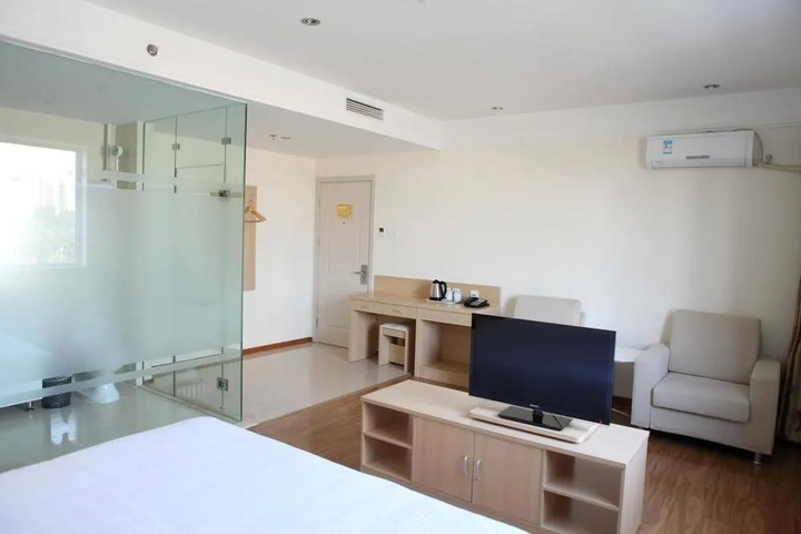 Room 6 of 9