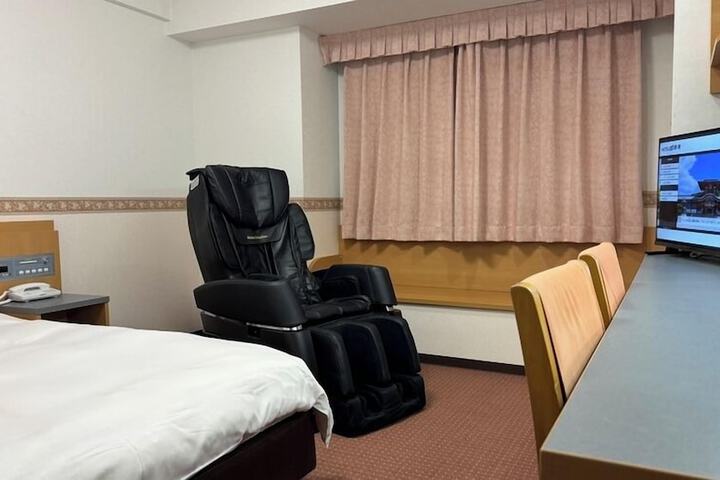 Room 2 of 6