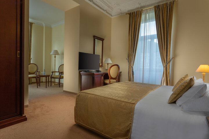Room 15 of 97