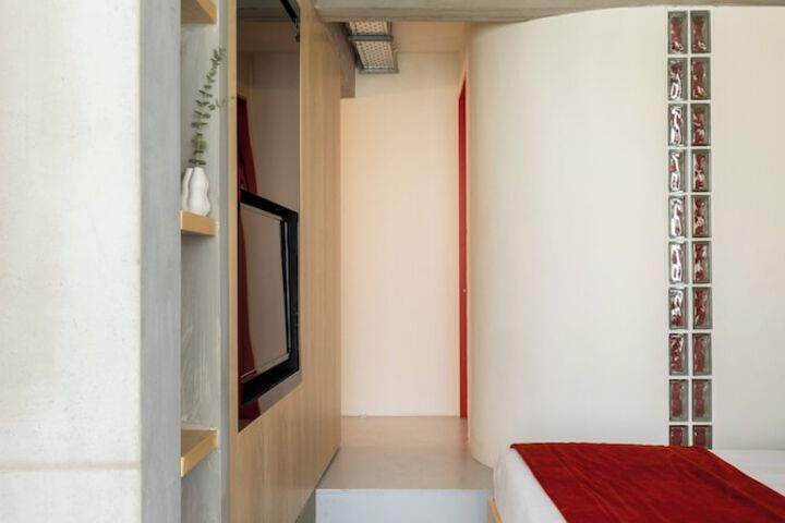Room 32 of 59