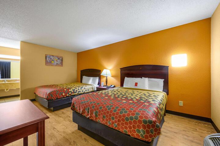 1 Queen Bed (8 of 10)