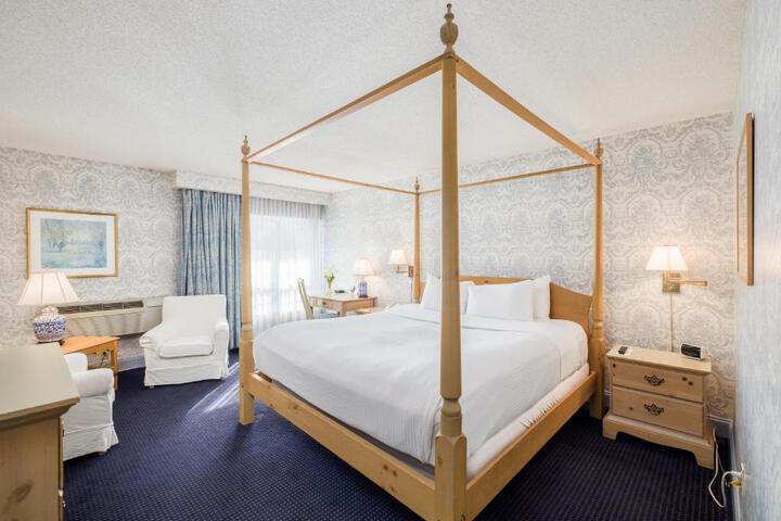 Deluxe King Bed (5 of 12)