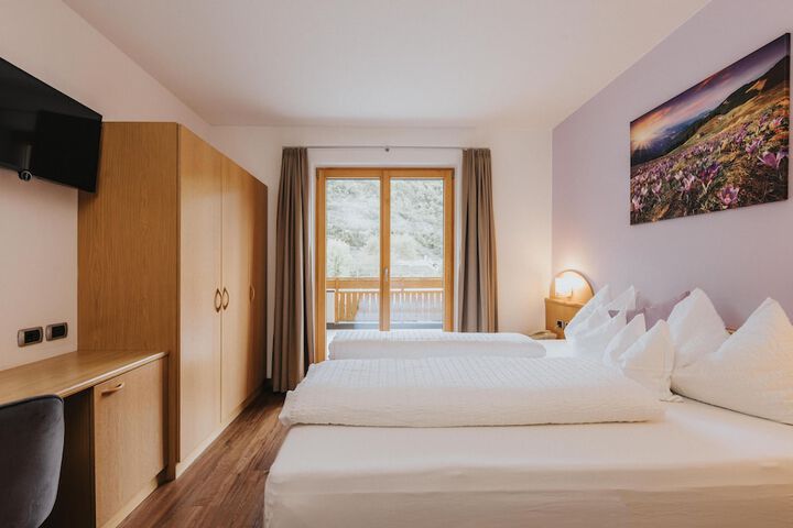 Room 3 of 76