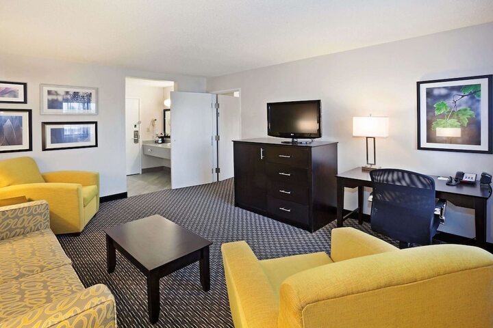 2 Double Beds (12 of 13)