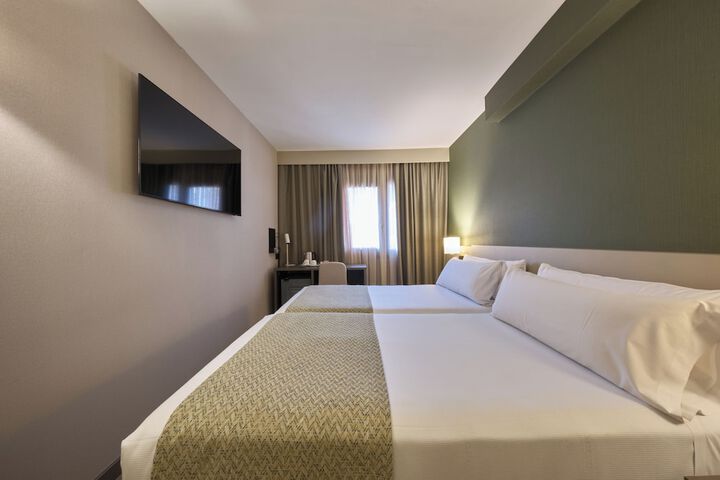 Room 27 of 86