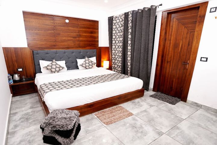 Room 6 of 13