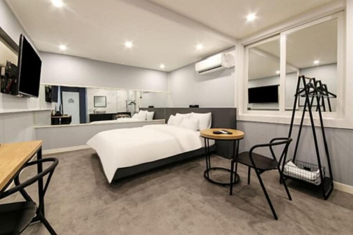 Room 17 of 27