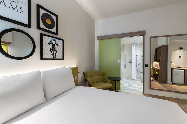 Room 11 of 29