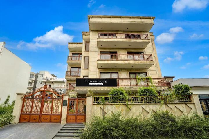 Super Townhouse Sector 47 Near Medanta