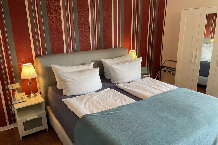 Room 4 of 33