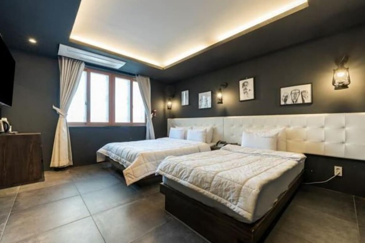 Room 11 of 33