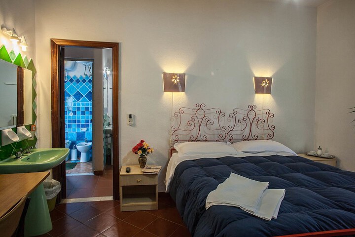 Room 6 of 25