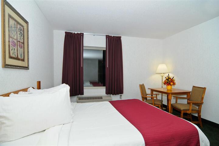 Suite 2 Queen Beds High Speed Internet Accessible Microwave, Refrigerator Full Breakfast (4 of 16)