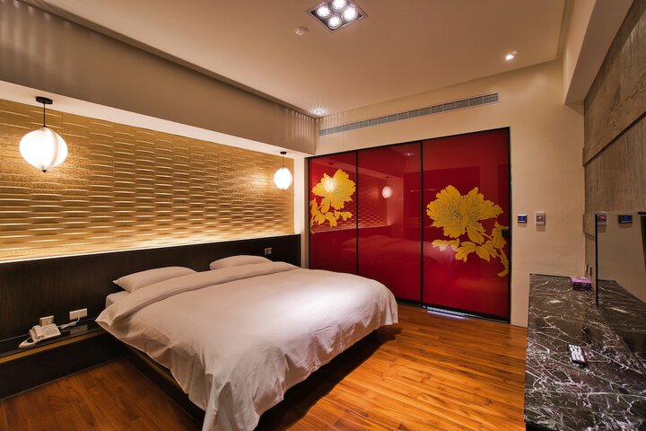 Room 5 of 16