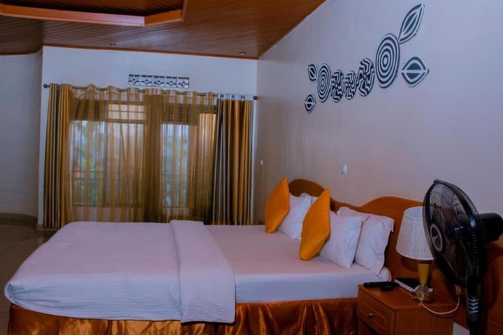 Room 4 of 16