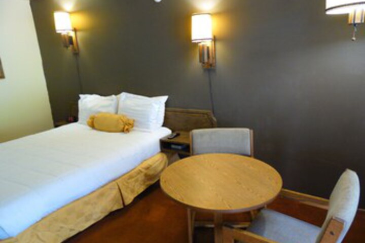 Room 9 of 28