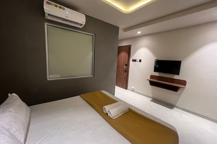 Room 7 of 12