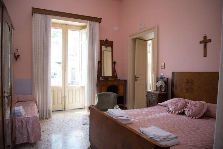 Room 2 of 6