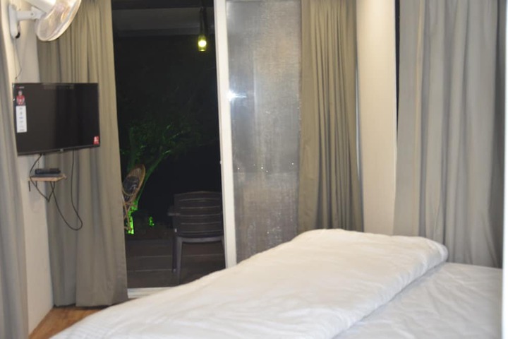 Room 6 of 28