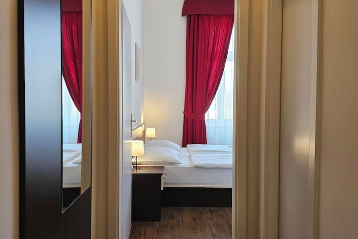 Room 11 of 40