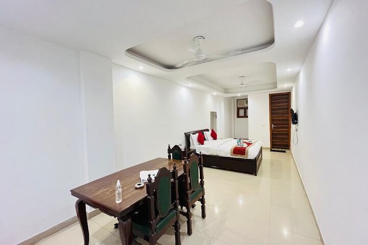 Room 5 of 9