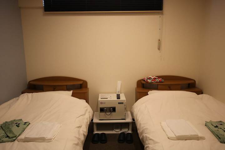Room 12 of 37