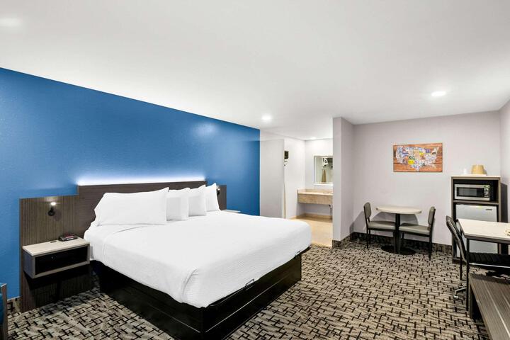 1 King Bed (8 of 11)