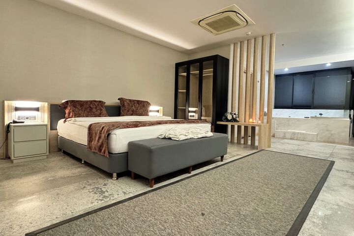 Room 33 of 58