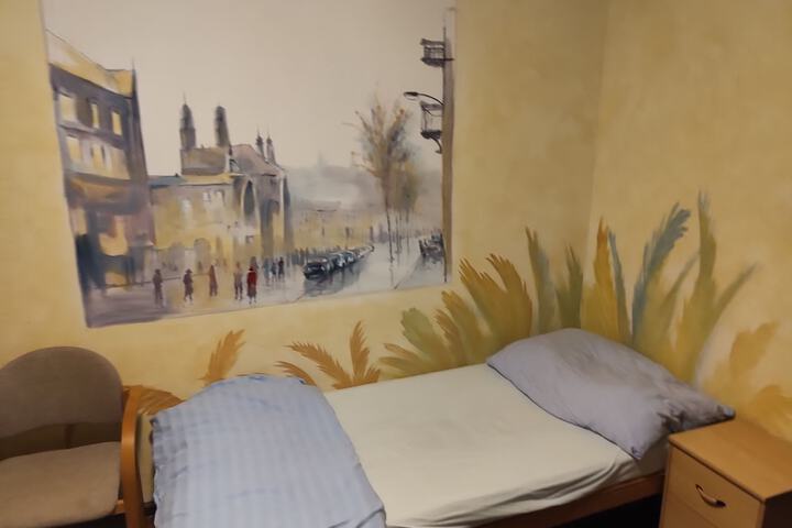 Room 8 of 12