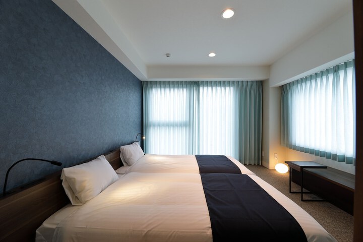 Room 4 of 16