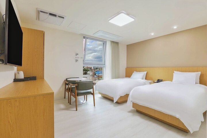Room 7 of 76