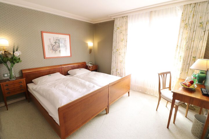 Room 8 of 34