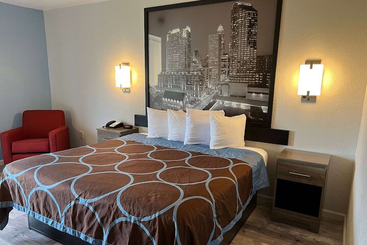 1 King Bed (12 of 19)