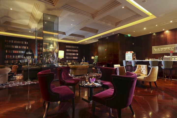 Lounge 33 of 41