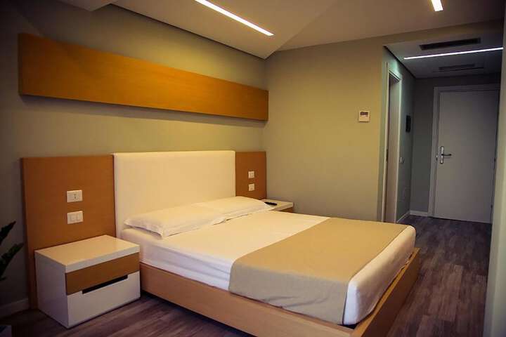 Room 10 of 32
