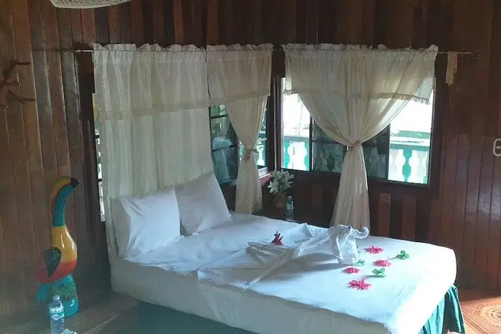 Room 4 of 7