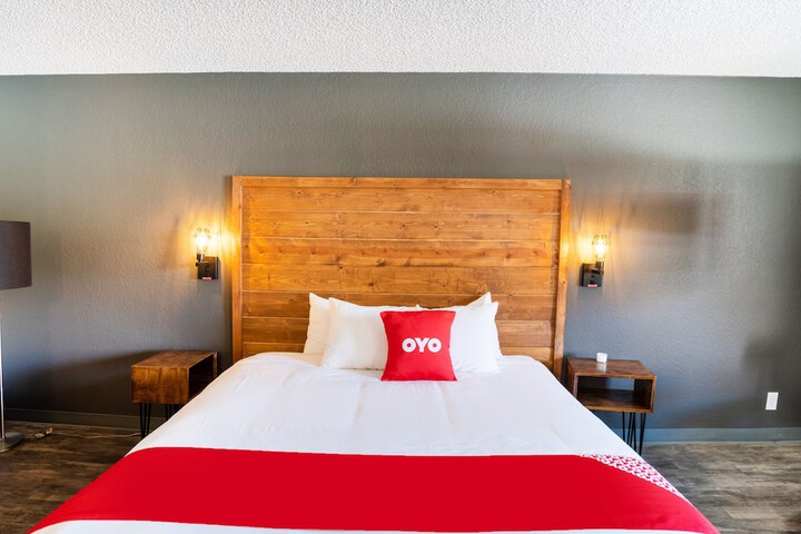 1 King Bed (5 of 16)