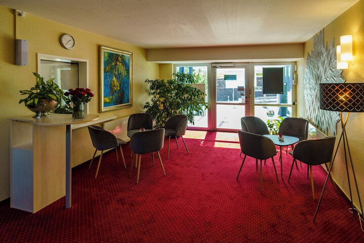 Ballroom/Hall 73 of 95