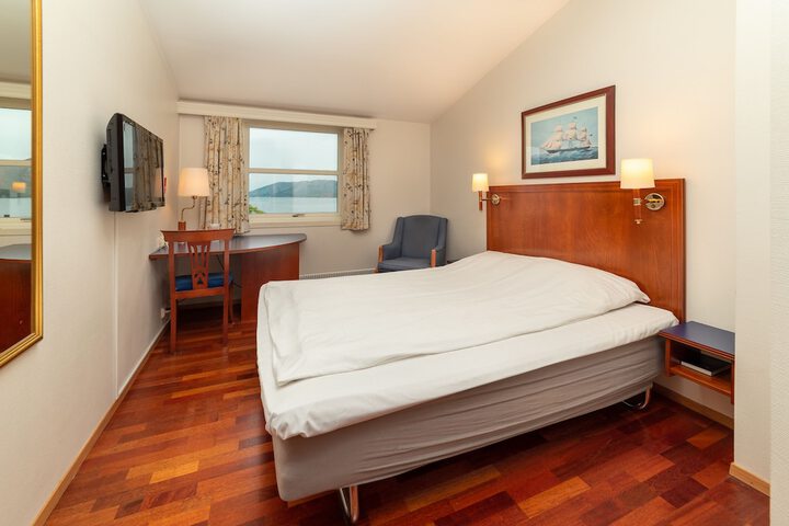 Room 6 of 34