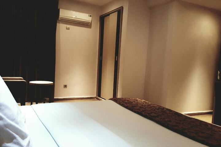 Room 14 of 37