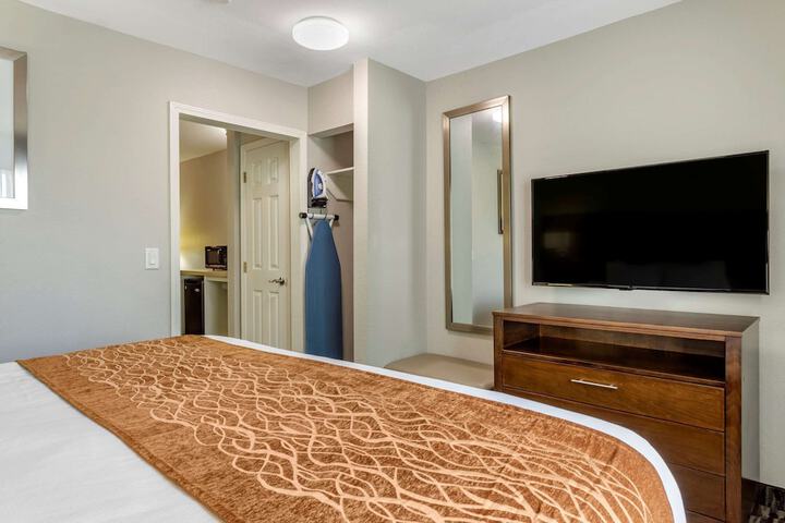 Standard | King Bed (5 of 14)