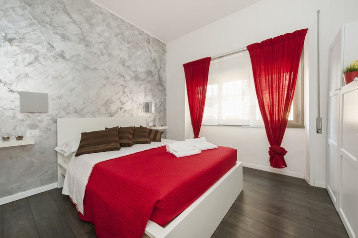 Room 6 of 32